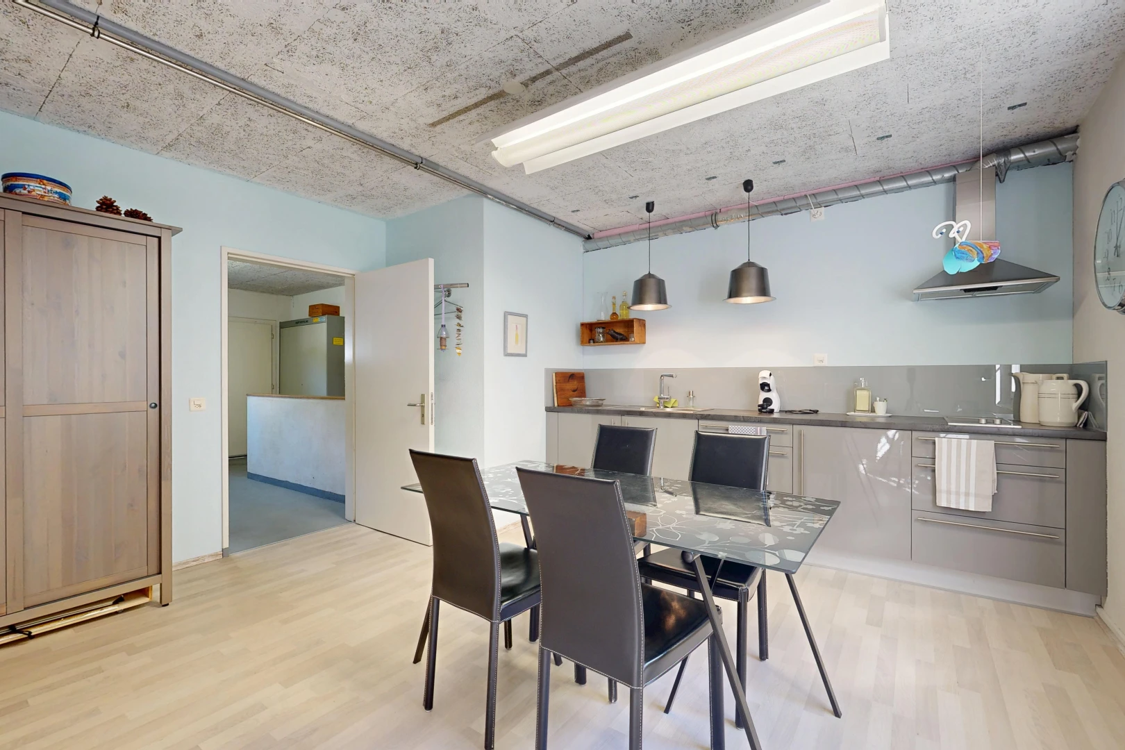 esszimmer mit pendelleuchte, gipskartonwand, drywall, light floor, und holzfußboden