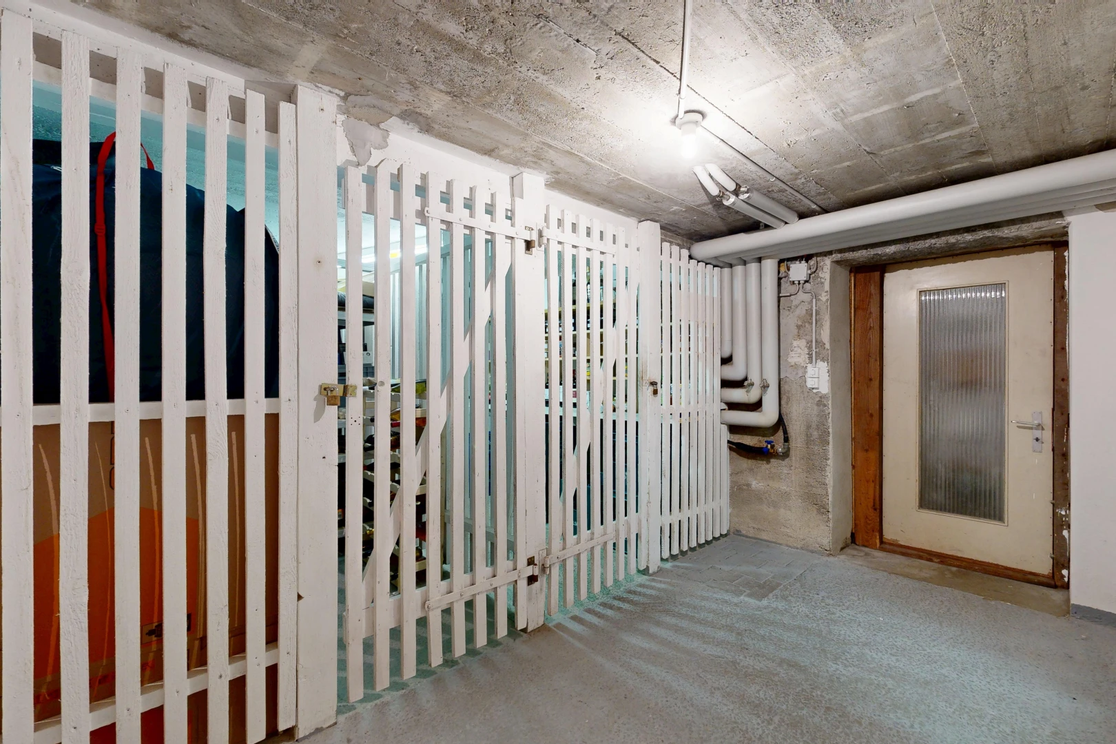 leerer raum mit concrete ceiling, betondecke, keller, und inside property