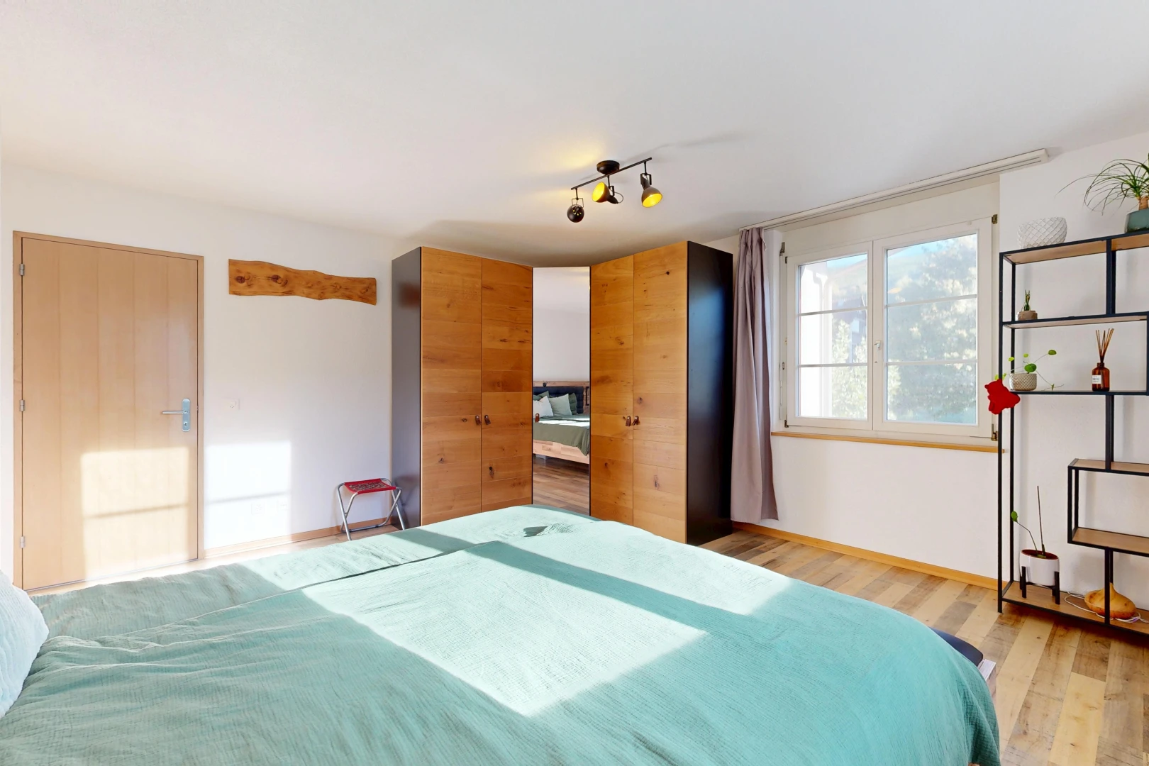 zimmer / schlafzimmer mit kleiderschrank, drywall, gipskartonwand, wood finish floor, und holzfußboden