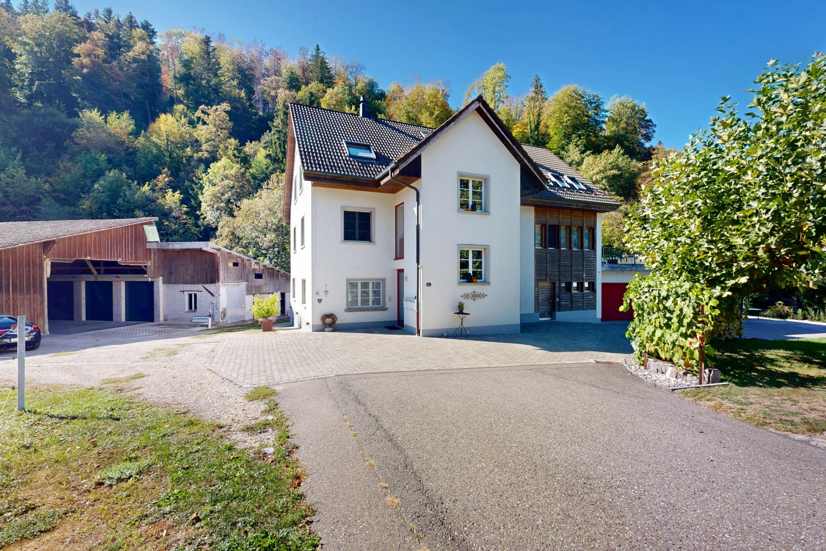 außenansicht mit stuckverkleidung, property visible, ziegeldach, day time, und auffahrt