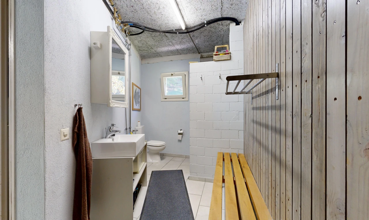 bad mit spiegel, toilette, waschbecken, schminktisch, und tile floor