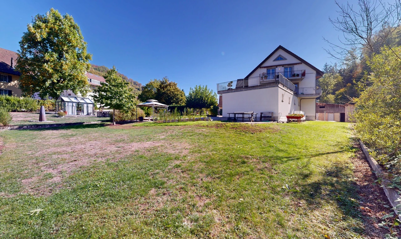 außenansicht mit day time, rasen, property visible, balkon, und from property