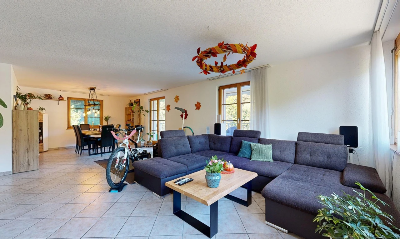 wohn- / esszimmer mit drywall, gipskartonwand, tile floor, fliesenboden, und light floor