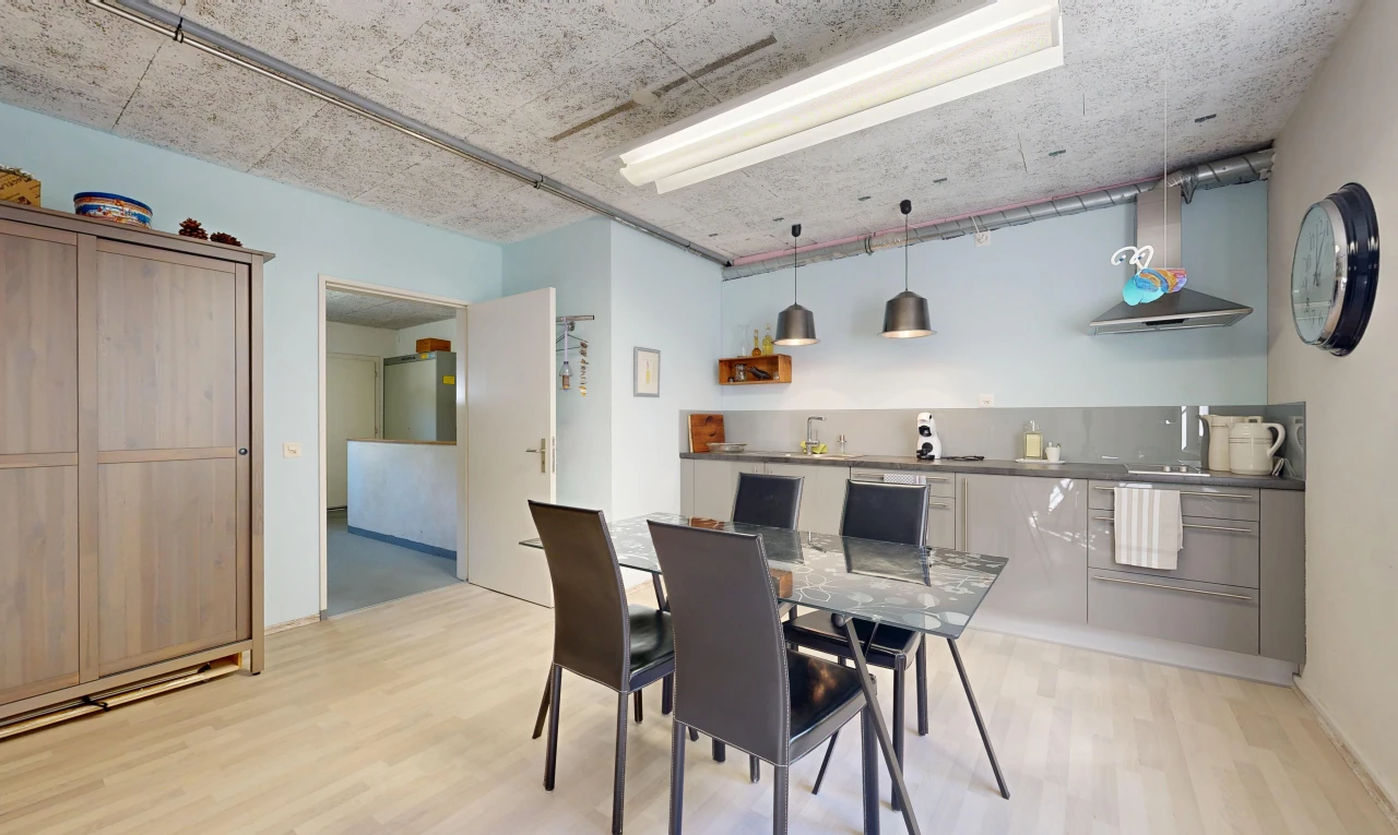 esszimmer mit pendelleuchte, gipskartonwand, drywall, light floor, und holzfußboden