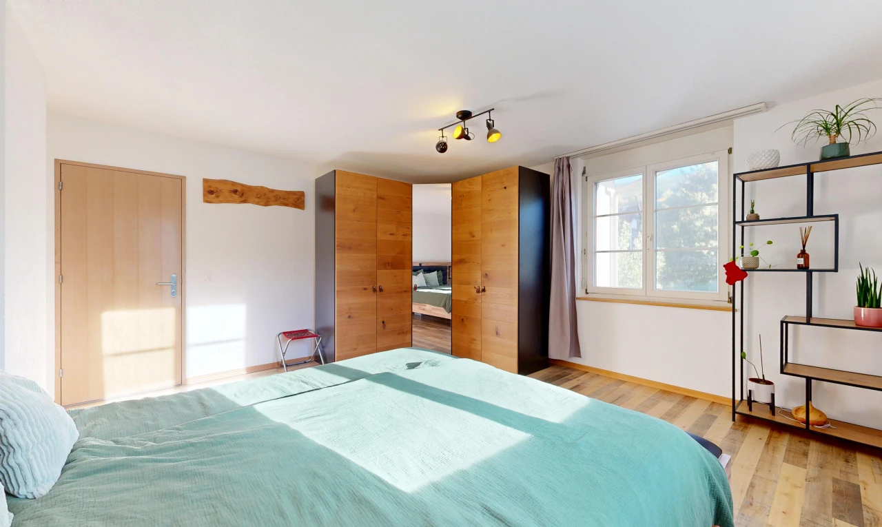 zimmer / schlafzimmer mit kleiderschrank, drywall, gipskartonwand, wood finish floor, und holzfußboden