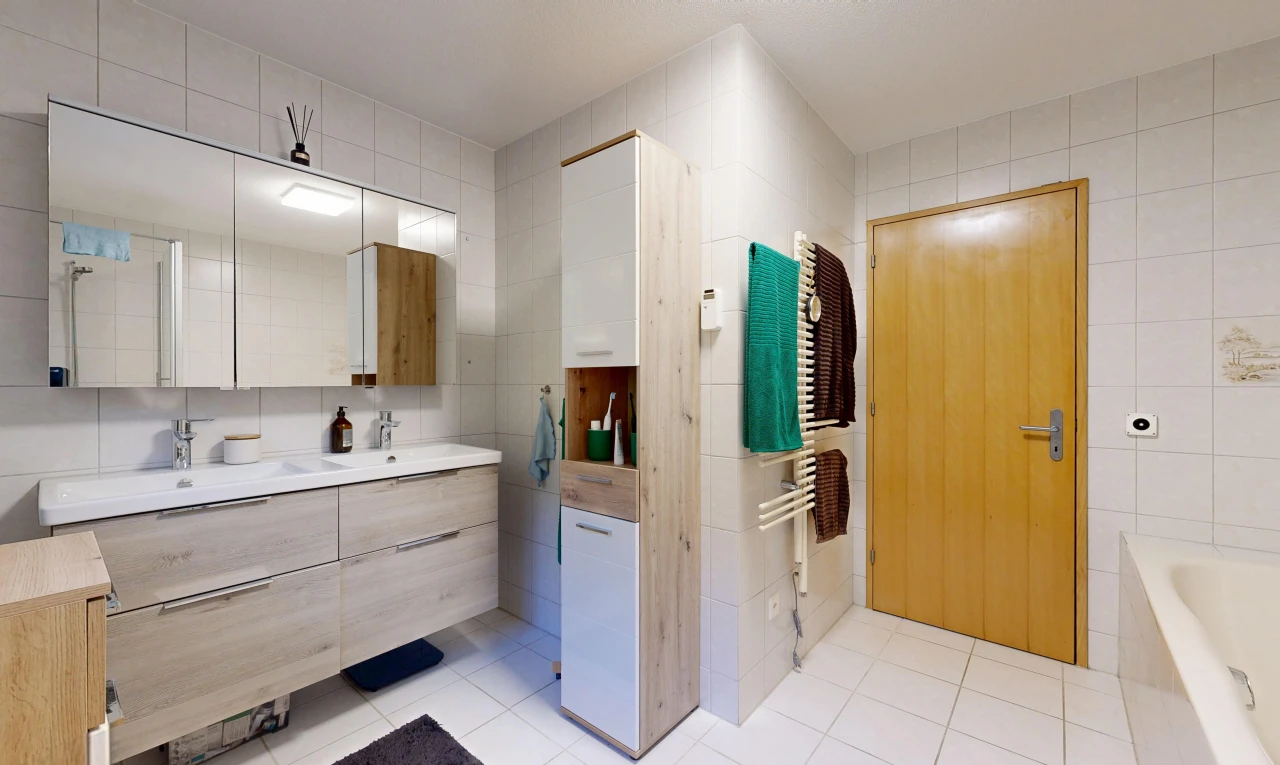 bad mit komplettes badezimmer, fliesenwand, tile wall, light floor, und handtuchwärmer