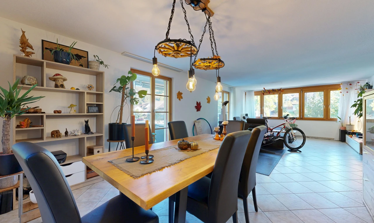 esszimmer mit drywall, gipskartonwand, inside property, tile floor, und fliesenboden
