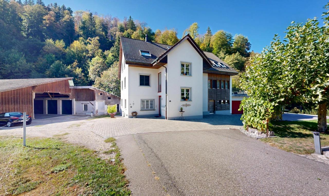 außenansicht mit stuckverkleidung, property visible, ziegeldach, day time, und auffahrt
