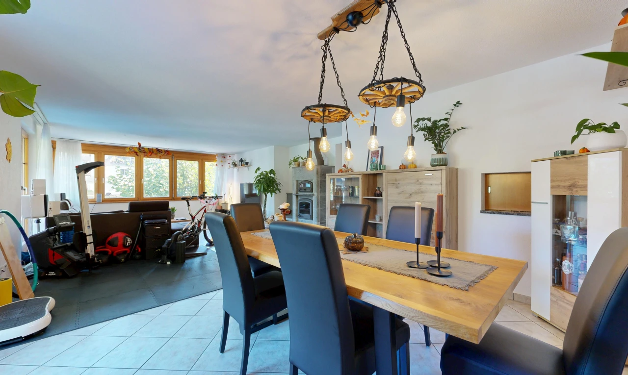 esszimmer mit gipskartonwand, drywall, inside property, und natürliches licht
