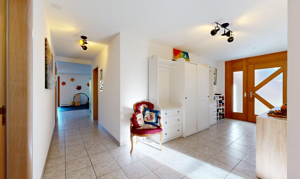 halle / korridor mit drywall, gipskartonwand, außenzugang, light floor, und tile floor