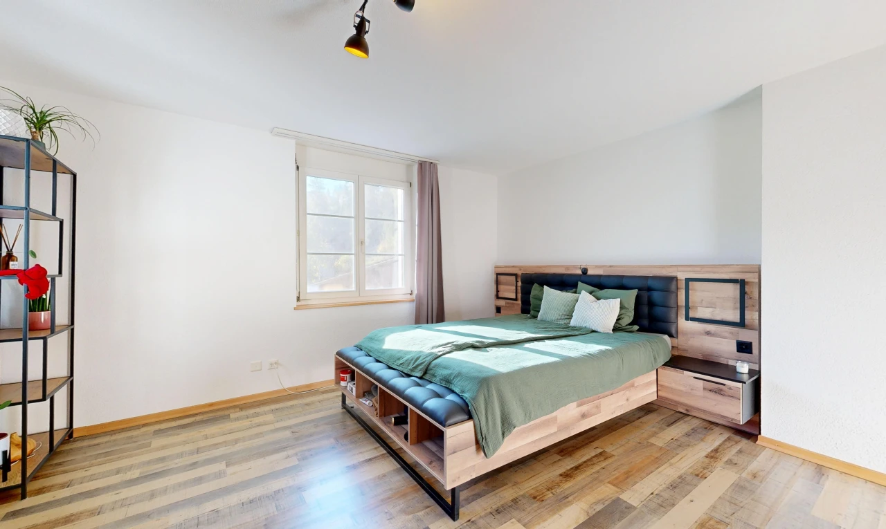 zimmer / schlafzimmer mit gipskartonwand, drywall, light floor, holzfußboden, und wood finish floor