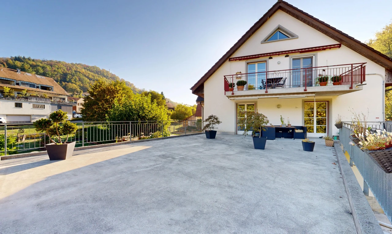außenansicht mit day time, from property, balkon, und stuckverkleidung