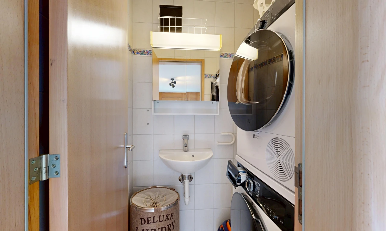 bad mit spiegel, tile wall, fliesenwand, inside property, und waschturm