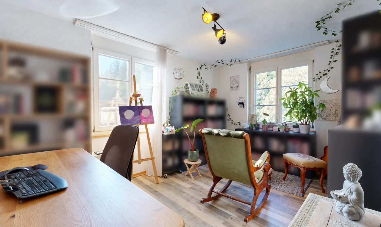 büro mit natürliches licht, drywall, gipskartonwand, inside property, und wood finish floor