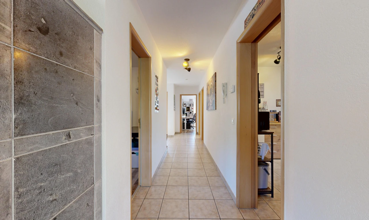 halle / korridor mit tile floor, fliesenboden, light floor, drywall, und gipskartonwand