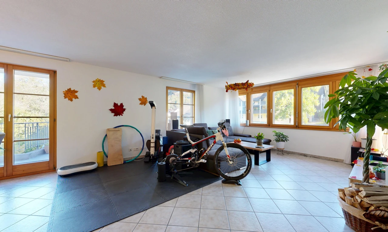 fitnessstudio mit gipskartonwand, drywall, fliesenboden, tile floor, und außenzugang