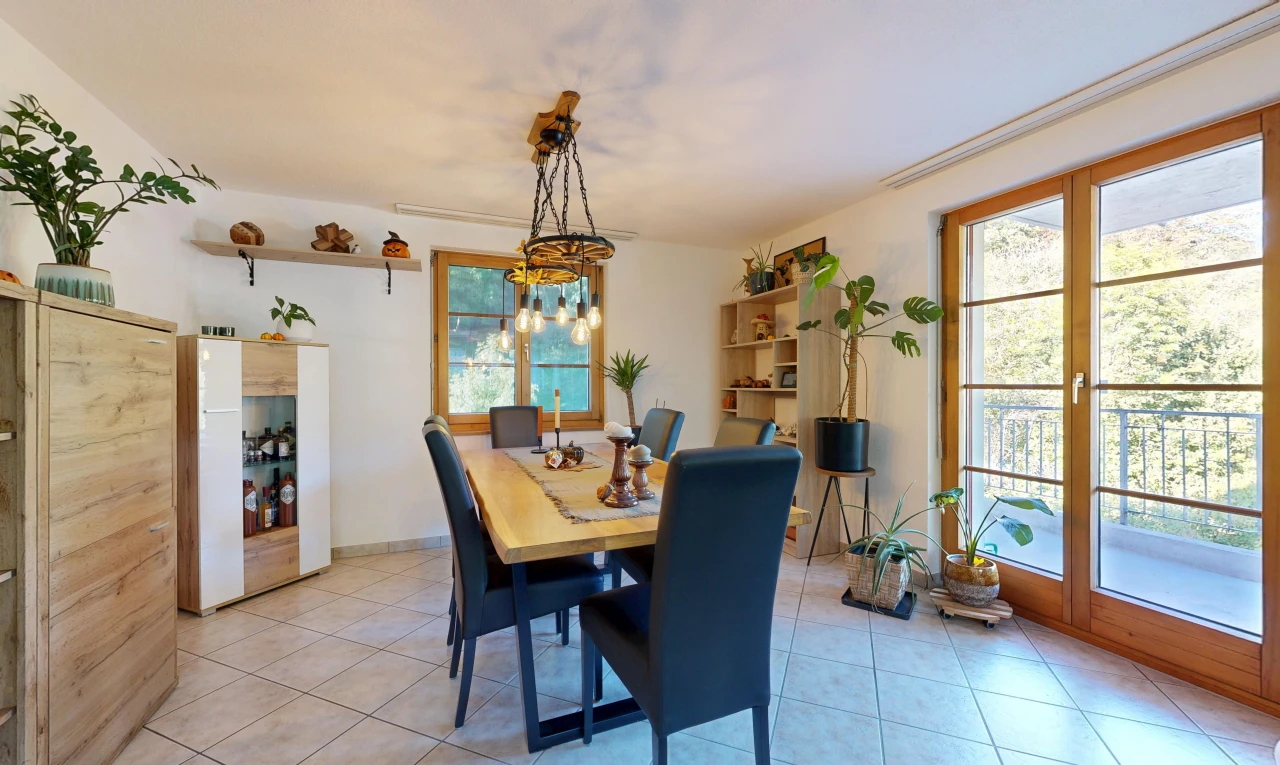 esszimmer mit drywall, gipskartonwand, tile floor, fliesenboden, und außenzugang
