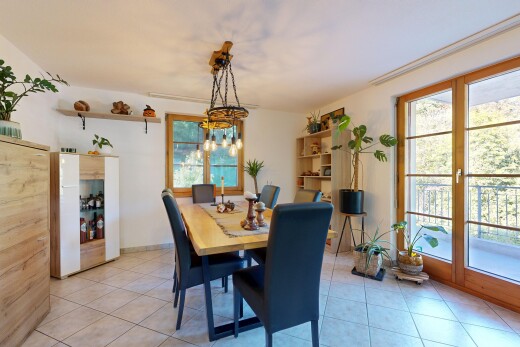 esszimmer mit drywall, gipskartonwand, tile floor, fliesenboden, und außenzugang