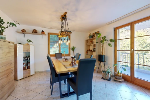 esszimmer mit drywall, gipskartonwand, tile floor, fliesenboden, und außenzugang