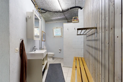 bad mit spiegel, toilette, waschbecken, schminktisch, und tile floor