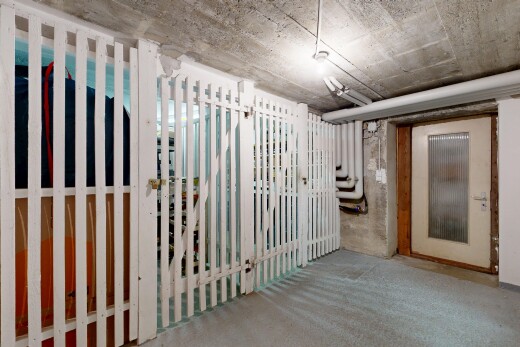leerer raum mit concrete ceiling, betondecke, keller, und inside property
