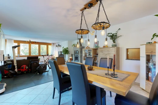 esszimmer mit gipskartonwand, drywall, inside property, und natürliches licht