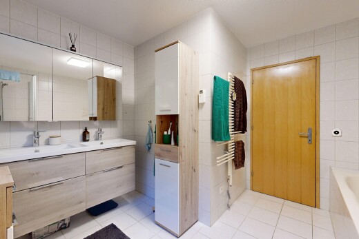 bad mit komplettes badezimmer, fliesenwand, tile wall, light floor, und handtuchwärmer