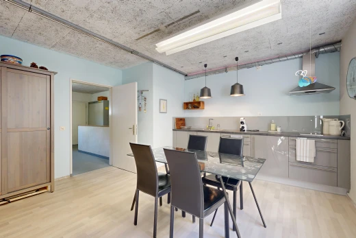 esszimmer mit pendelleuchte, gipskartonwand, drywall, light floor, und holzfußboden