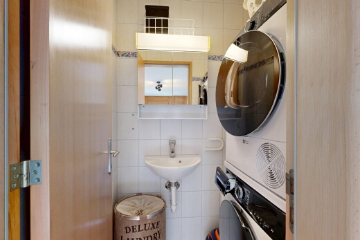 bad mit spiegel, tile wall, fliesenwand, inside property, und waschturm