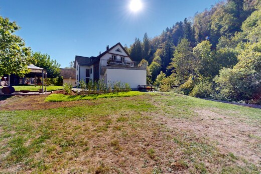 außenansicht mit rasen, property visible, day time, und balkon