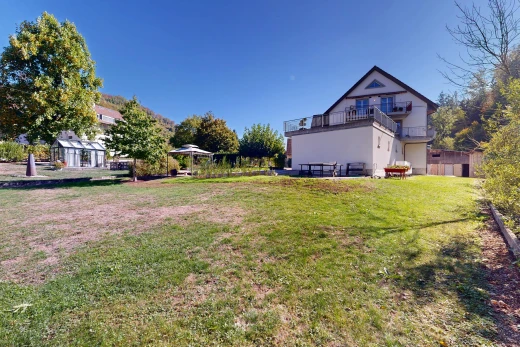 außenansicht mit day time, rasen, property visible, balkon, und from property