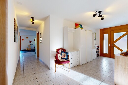 halle / korridor mit drywall, gipskartonwand, außenzugang, light floor, und tile floor