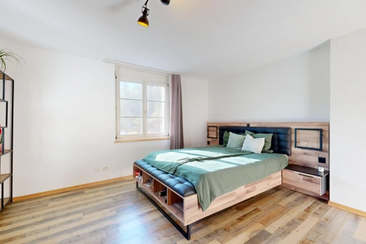 zimmer / schlafzimmer mit gipskartonwand, drywall, light floor, holzfußboden, und wood finish floor