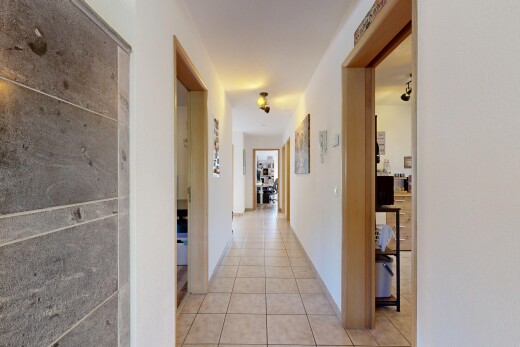 halle / korridor mit tile floor, fliesenboden, light floor, drywall, und gipskartonwand