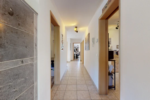 halle / korridor mit tile floor, fliesenboden, light floor, drywall, und gipskartonwand