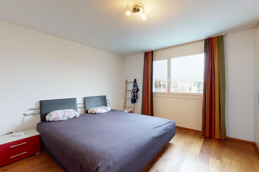 zimmer / schlafzimmer mit wood finish floor, holzfußboden, natural light, natürliches licht, und inside property