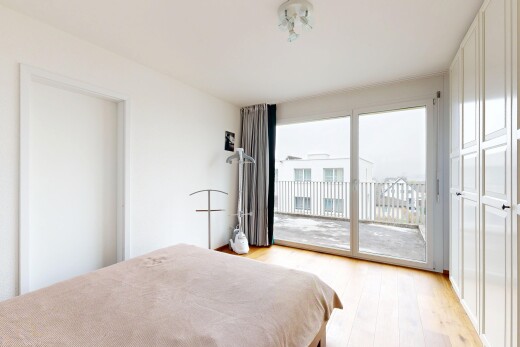 zimmer / schlafzimmer mit natural light, natürliches licht, inside property, wood finish floor, und holzfußboden