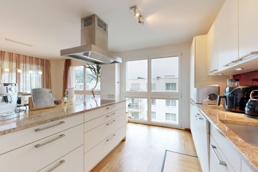 küche mit weiße schränke, dunstabzugshaube, stein arbeitsplatten, natural light, und natürliches licht