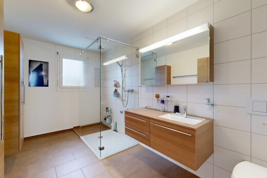 bad mit schminktisch, natural light, natürliches licht, komplettes badezimmer, und dusche