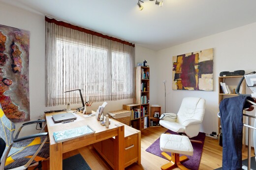 büro mit bürobereich, natürliches licht, natural light, holzfußboden, und wood finish floor