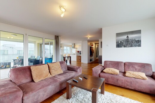 wohnzimmer mit holzfußboden, wood finish floor, natürliches licht, natural light, und inside property
