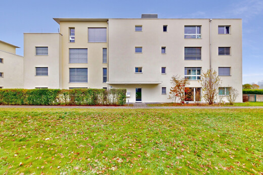 außenansicht mit day time, blick auf wohnanlage, und apartment complex view