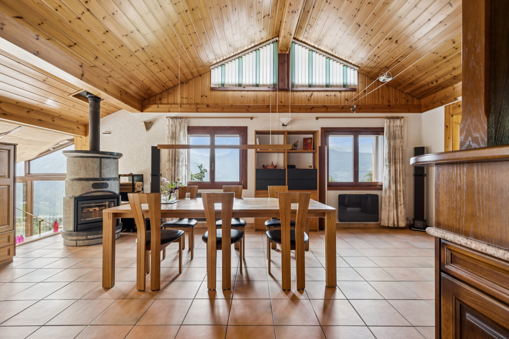 salle à manger avec high end ceiling, lumière naturelle, wood ceiling, plafond en bois, et vaulted ceiling
