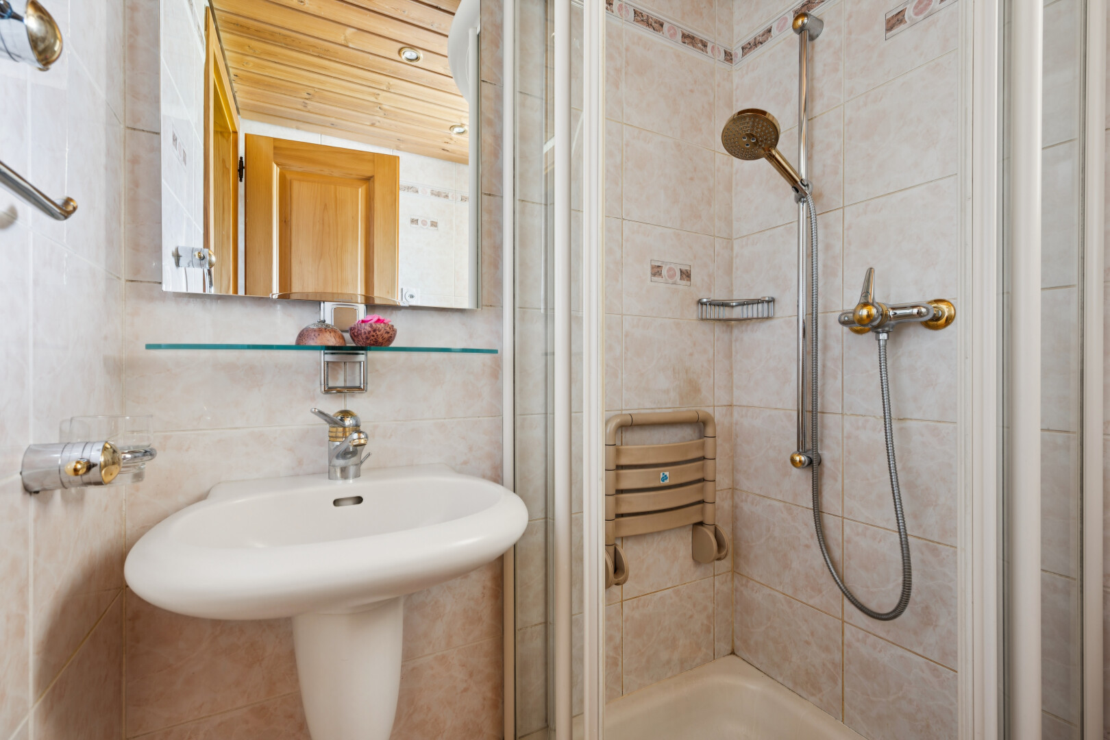 salle de bains avec douche, salle de bain complète, miroir, tile wall, et mur en carrelage
