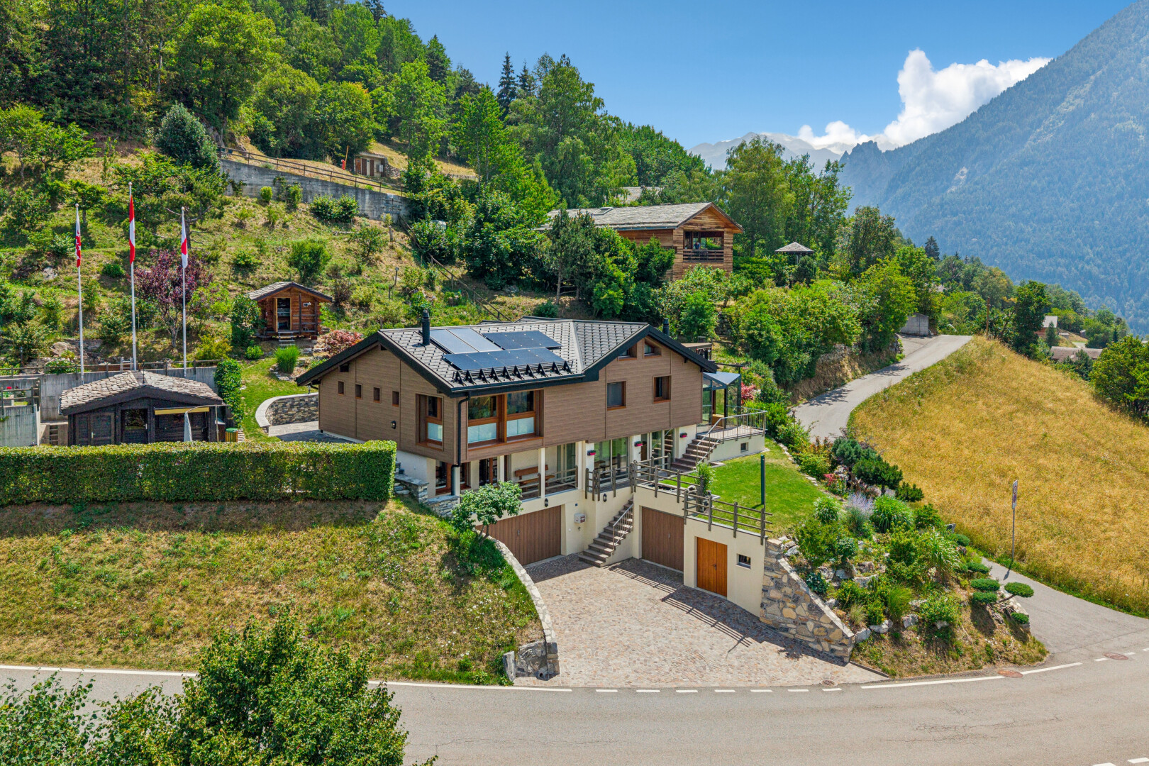 façade avec property visible, panneaux solaires, vue sur la montagne, mountain view, et allée