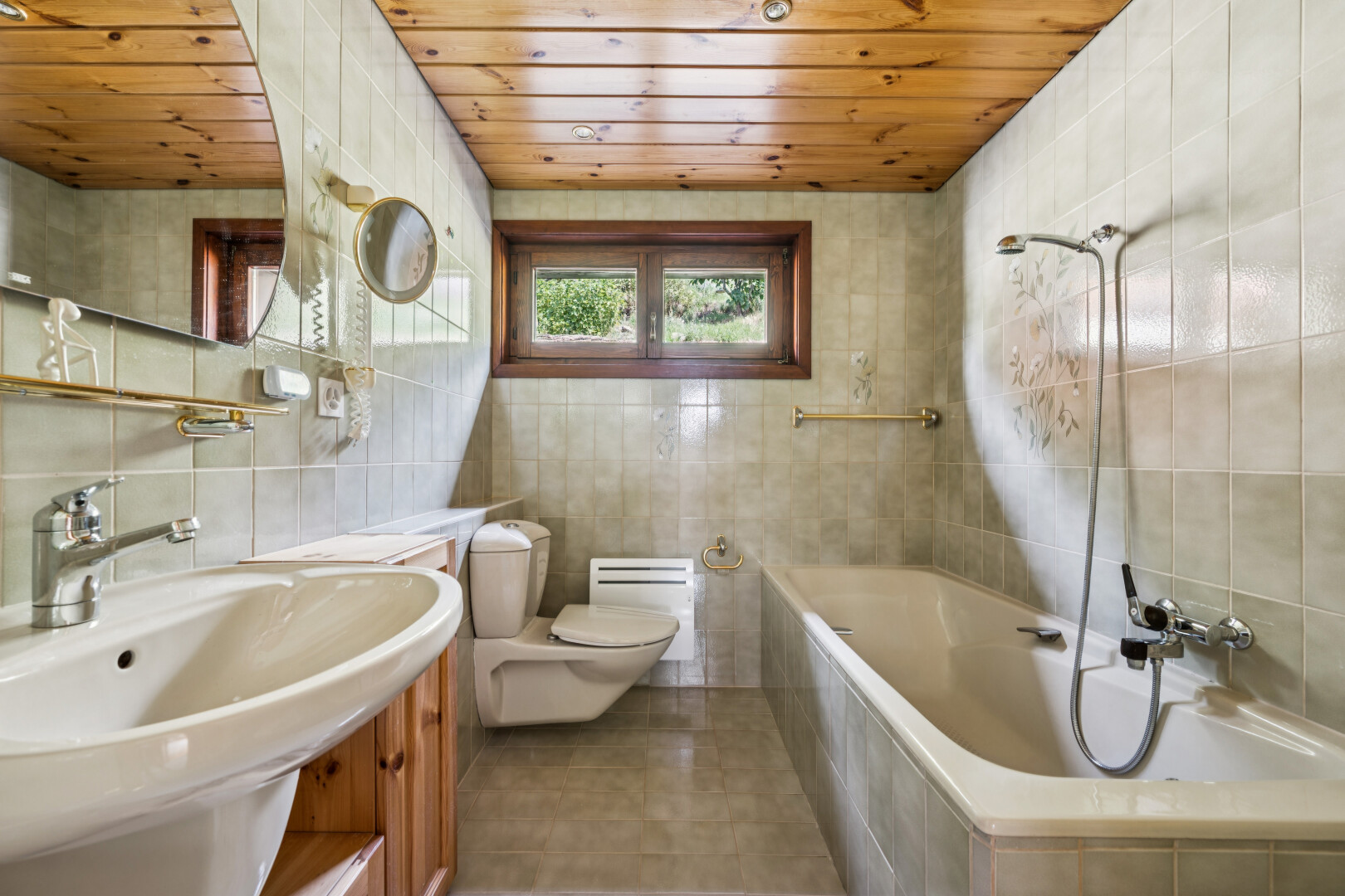 salle de bains avec wood ceiling, plafond en bois, salle de bain complète, tile wall, et mur en carrelage