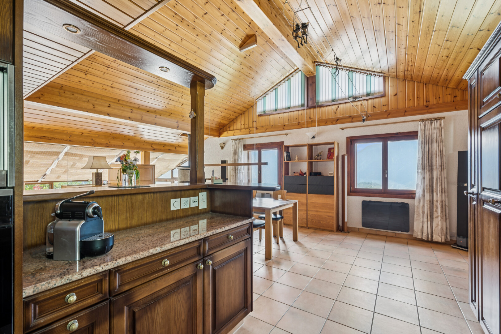 cuisine avec high end ceiling, two heights countertops, raised cabinets, armoires élevées, et light floor