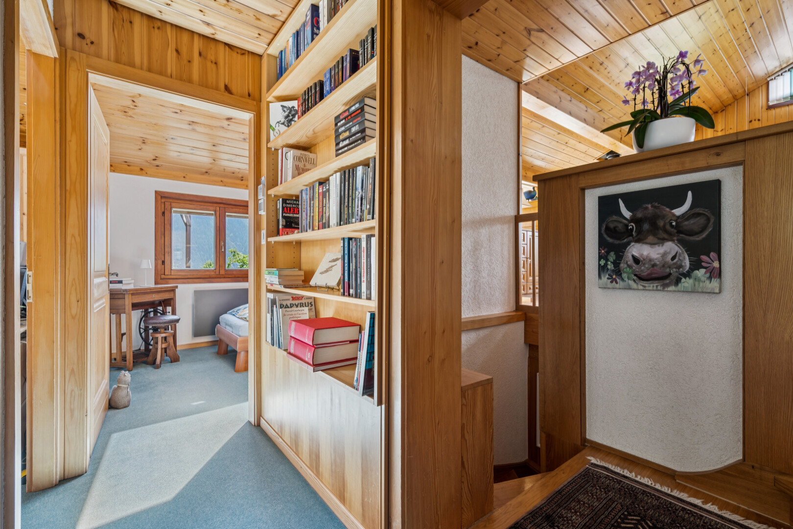 couloir avec wood ceiling, plafond en bois, inside property, carpet, et moquette