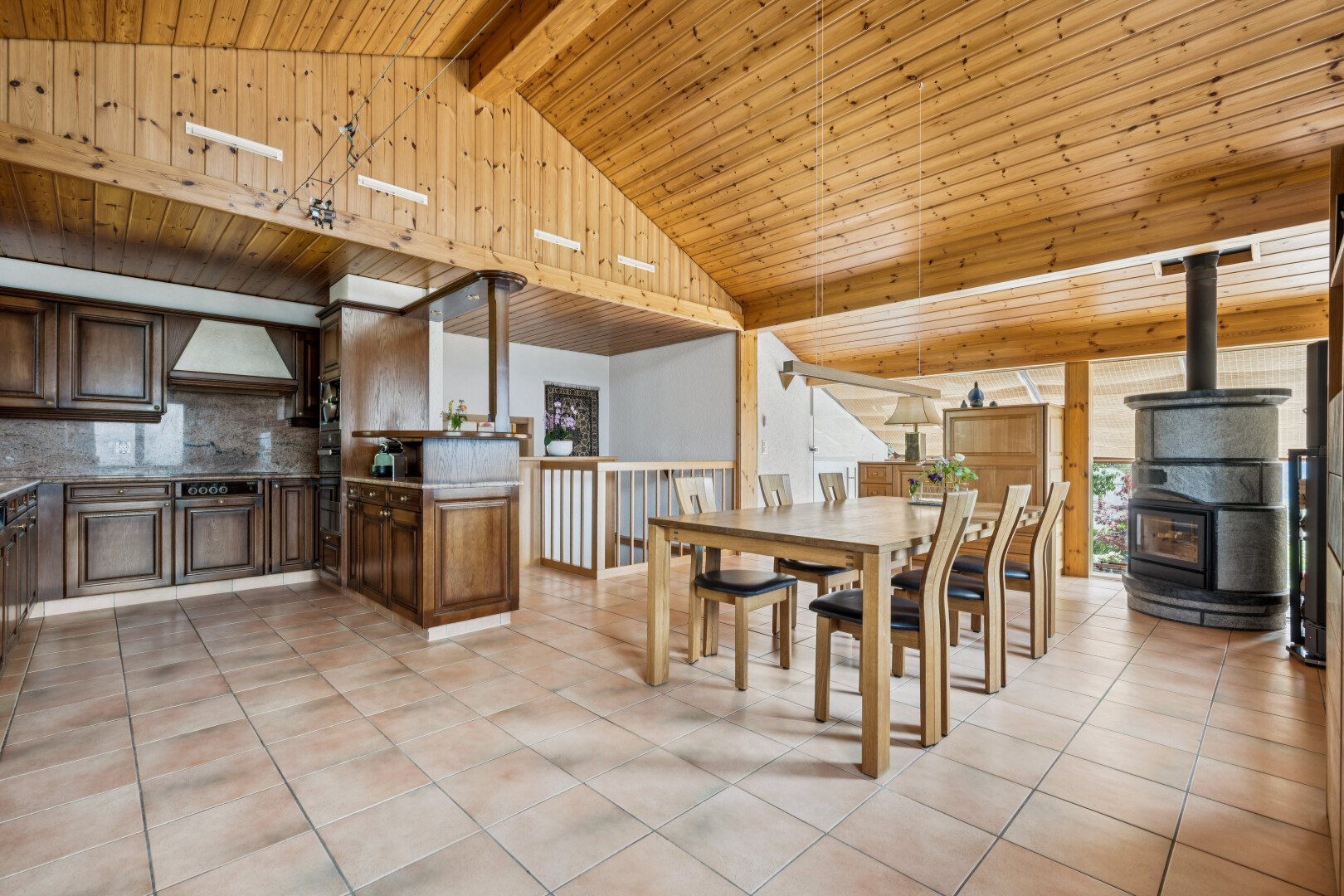 salle à manger avec poêle à bois, high end ceiling, backsplash, wood ceiling, et plafond en bois