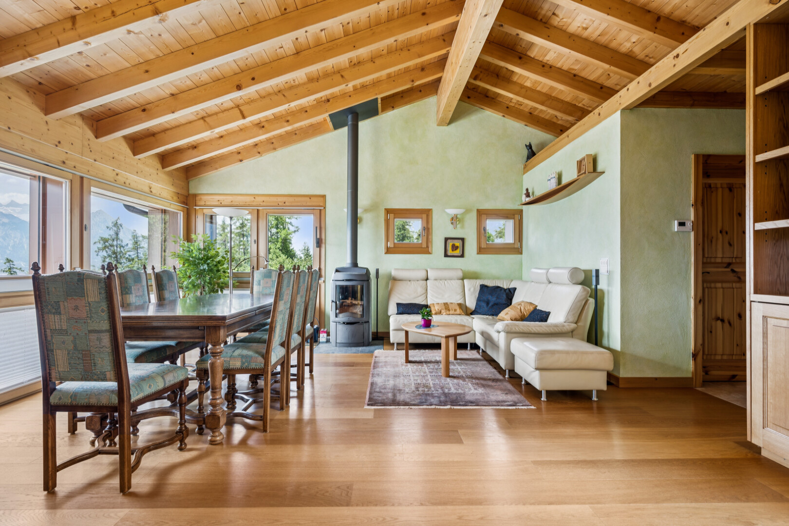 salon / salle à manger avec poêle à bois, high ceiling, plafond haut, vaulted ceiling, et plafond voûté